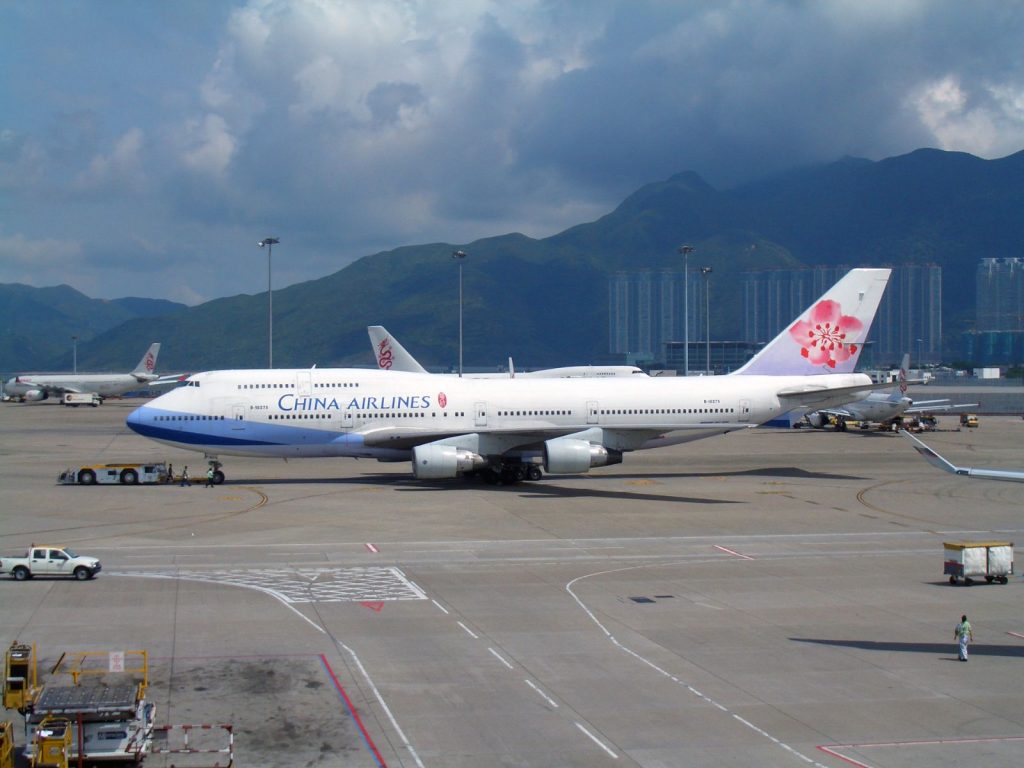 China_Airlines_747-400_at_HKG